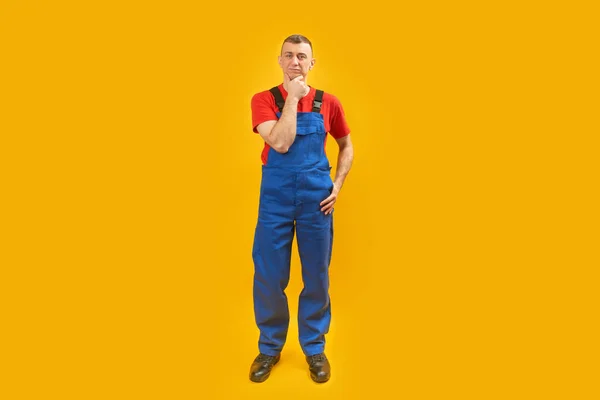 Retrato Completo Trabalhador Homem Construtor Macacão Azul Colocar Mão Seu — Fotografia de Stock