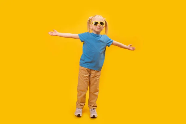 Модна Маленька Блондинка Жовтих Штанях Синій Футболці Стильними Сонцезахисними Окулярами — стокове фото