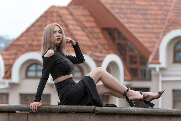 Mooie Jonge Vrouw Met Blond Haar Draagt Zwarte Kleren Lange — Stockfoto