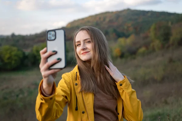 Retrato Mujer Joven Con Smartphone Montaña Sobre Fondo Chica Chaqueta — Foto de Stock