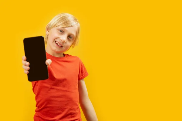 金发男孩拿着智能手机 用相机显示屏幕 青少年与手机与黑色空白屏幕 复制空间 打起精神 — 图库照片