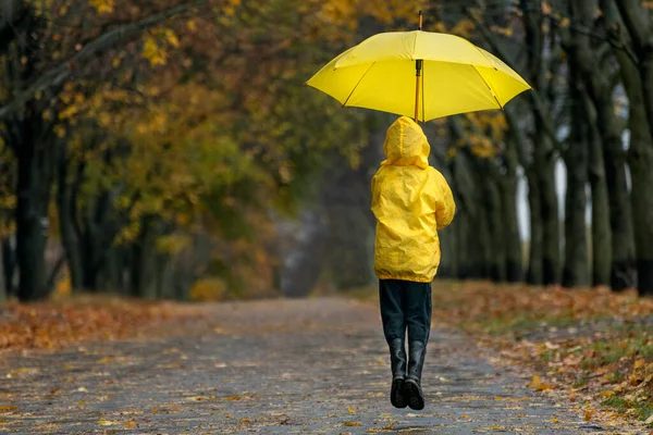 Gyerek Repül Vagy Ugrik Egy Nagy Sárga Esernyővel Kölyök Esőben Stock Kép