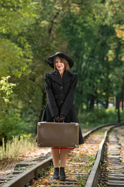 Egy Fekete Kalapos Kabátos Retro Bőröndöt Tart Madame Évekbeli Ruhákban — Stock Fotó