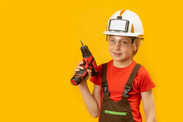 黄种人背景的男工形象 小孩戴着防护头盔 手里拿着钻头 复制空间 — 图库照片