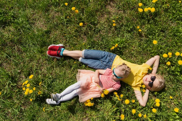 Αγοράκι Και Μικρή Του Αδερφή Είναι Ξαπλωμένοι Στο Γήπεδο Πικραλίδες — Φωτογραφία Αρχείου