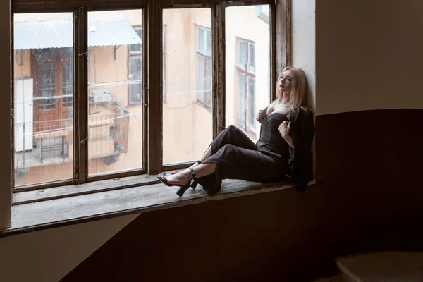 Triste Jeune Femme Costume Noir Assise Sur Rebord Fenêtre Vieux — Photo