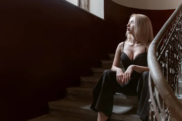 Sexy Tânără Blondă Pantaloni Negri Top Decolteu Adânc Model Fată — Fotografie, imagine de stoc