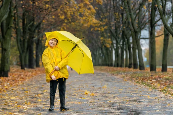 Portret Dziecka Jesiennym Tle Parku Dziecko Płaszczu Przeciwdeszczowym Żółtym Parasolem — Zdjęcie stockowe