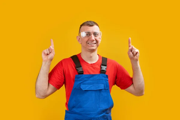 Hombre Trabajador Mediana Edad Constructor Lleva Uniforme Señala Sus Dedos —  Fotos de Stock