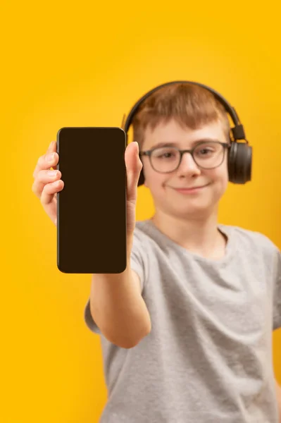 Handy Mit Schwarzem Bildschirm Den Händen Eines Teenagers Mit Kopfhörern — Stockfoto