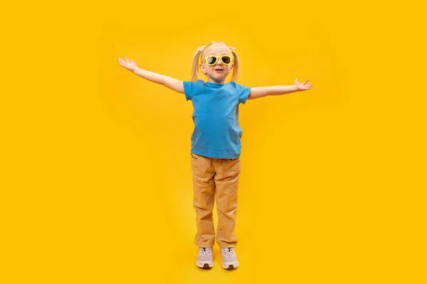 Uma Menina Sorridente Shirt Azul Óculos Sol Levantou Mãos Retrato — Fotografia de Stock