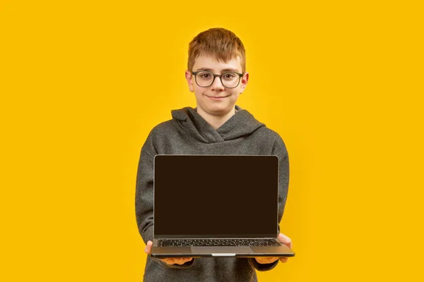Подросток Очках Держит Ноутбук Показывает Чистый Черный Экран Принято Mock — стоковое фото