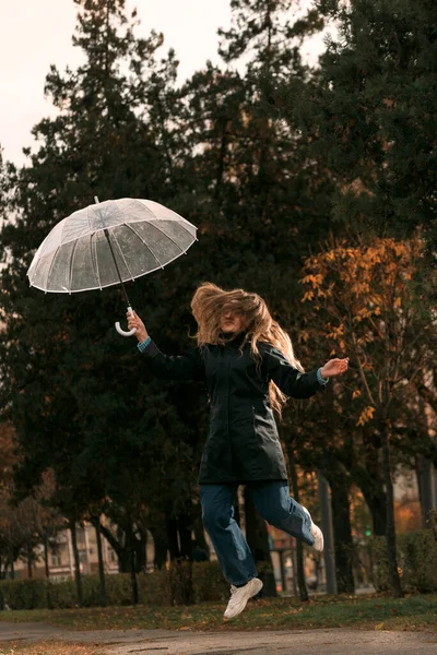 Fröhlicher Student Schwarzem Mantel Mit Durchsichtigem Regenschirm Springt Über Die — Stockfoto