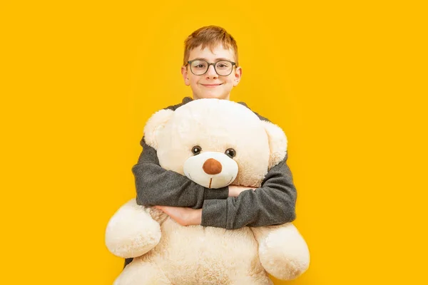 Усміхнений Хлопчик Брюнетка Тримає Велику Іграшку Плюшевого Ведмедя Дивлячись Камеру — стокове фото