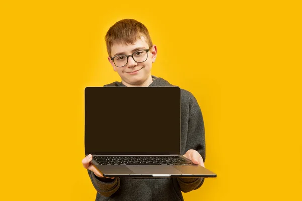 Νεαρό Έφηβο Αγόρι Γυαλιά Χαμογελά Κρατά Φορητό Υπολογιστή Και Δείχνει — Φωτογραφία Αρχείου