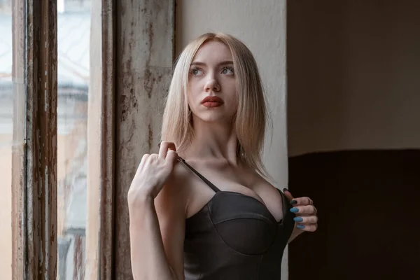 Портрет Привабливої Сексуальної Молодої Блондинки Чорному Верхньому Дворі Регулює Ремінь — стокове фото