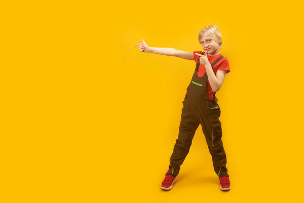 Blond Boy Draagt Jumpsuit Rood Shirt Staat Met Zijn Benen — Stockfoto