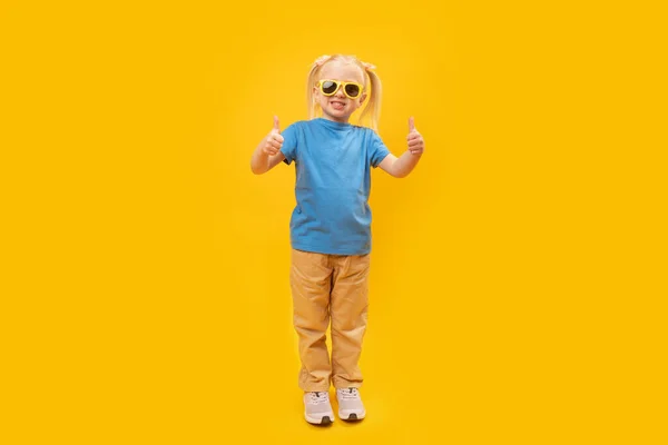 Портрет Дівчини Блакитній Футболці Сонцезахисних Окулярах Показують Великі Пальці Вгору — стокове фото