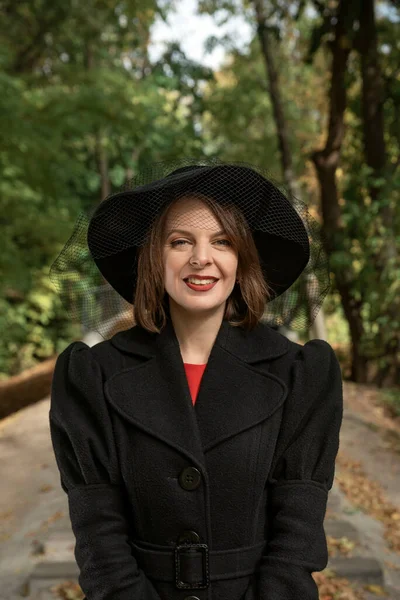 Retrato Mulher Sorridente Chapéu Preto Com Abas Jaket Clássico Outono — Fotografia de Stock