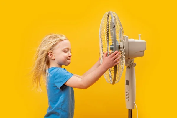 Gedachte Jonge Blonde Meisje Met Windgeblazen Haar Buurt Van Ventilator — Stockfoto