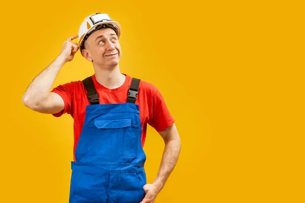 描述了欧洲男性工程师的思维和目光的距离 建筑工人或工人戴着头盔和制服 复制空间 — 图库照片