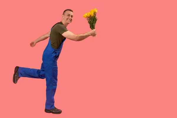 Повнометражний Портрет Чоловіка Красивим Букетом Рожевому Тлі Доставка Квітів Вид — стокове фото
