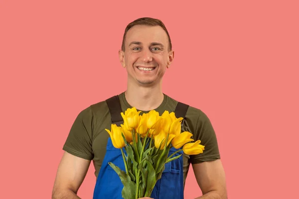 Leende Man Med Vacker Bukett Gula Blommor Rosa Bakgrund Blommor — Stockfoto