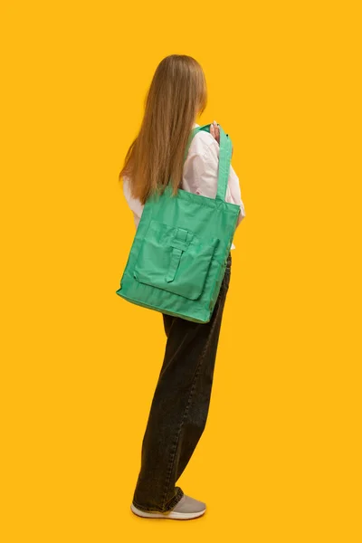 Jovem Mulher Com Verde Eco Friendly Saco Compras Ombro Quadro — Fotografia de Stock