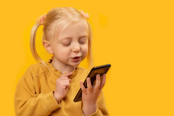 Πορτρέτο Του Παιδιού Smartphone Χαρούμενο Κοριτσάκι Βλέποντας Κινούμενα Σχέδια Στο — Φωτογραφία Αρχείου