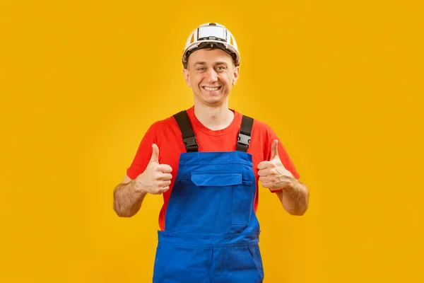 年轻的建筑师 工程师或工人在孤立的黄色背景上竖起大拇指 微笑着 复制空间 — 图库照片