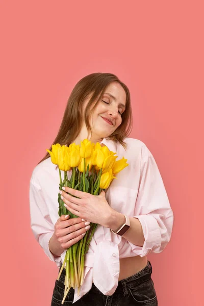 Szczęśliwa Młoda Europejka Trzyma Bukiet Żółtych Tulipanów Zamkniętymi Oczami Różowe — Zdjęcie stockowe