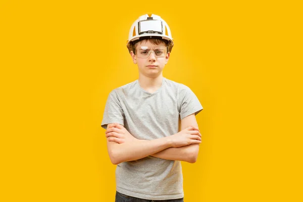 소년은 안경을 가슴에 보호용 헬멧을 건축자로서의아이 — 스톡 사진
