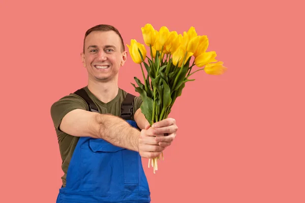 Портрет Молодої Людини Блакитному Комбінезоні Букетом Жовтих Тюльпанів Доставка Квітів — стокове фото