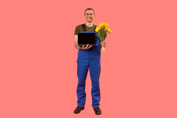 Fullängds Porträtt Man Arbetare Uniform Innehav Laptop Och Bukett Blommor — Stockfoto