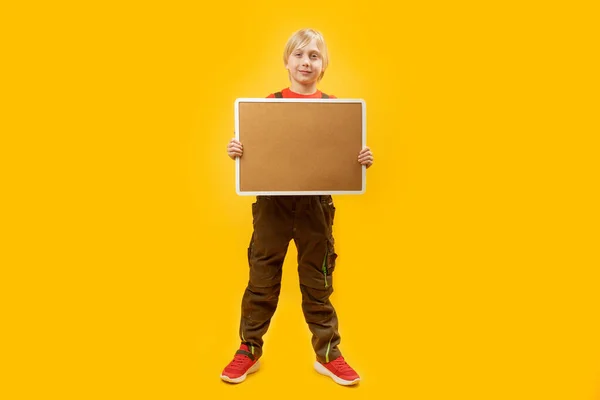 Αγόρι Κρατάει Μια Άδεια Σανίδα Στα Χέρια Του Ολόσωμο Πορτραίτο — Φωτογραφία Αρχείου