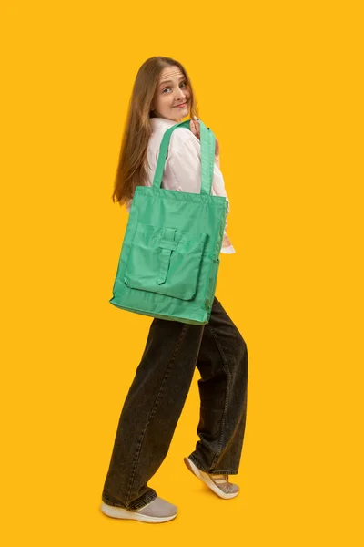 Retrato Estatura Completa Mulher Jovem Com Saco Compras Têxtil Verde — Fotografia de Stock