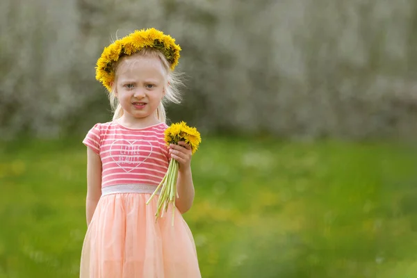 Komoly Lány Pitypangkoszorúval Fején Aranyos Gyerek Virágokkal Mezőn Tavasz — Stock Fotó