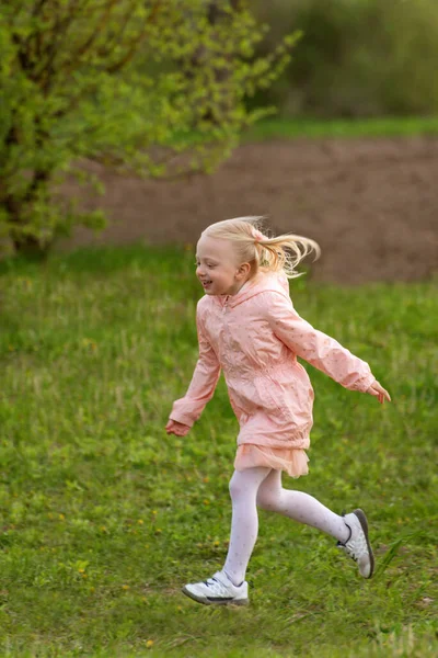 Porträt Eines Kleinen Europäischen Mädchens Mit Blonden Haaren Rosafarbenen Outfit — Stockfoto