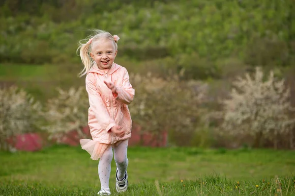 Pembe Elbiseli Mutlu Küçük Kız Çayırda Koşuyor Çocuk Ilık Baharda — Stok fotoğraf