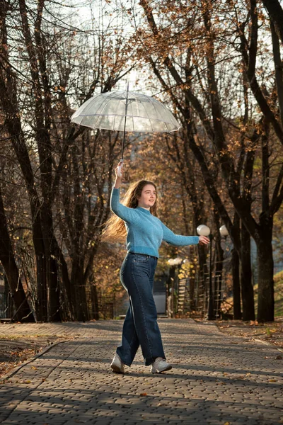 Piękna Kobieta Kręconymi Włosami Spacerująca Alejce Jesiennego Parku Dziewczyna Trzyma — Zdjęcie stockowe