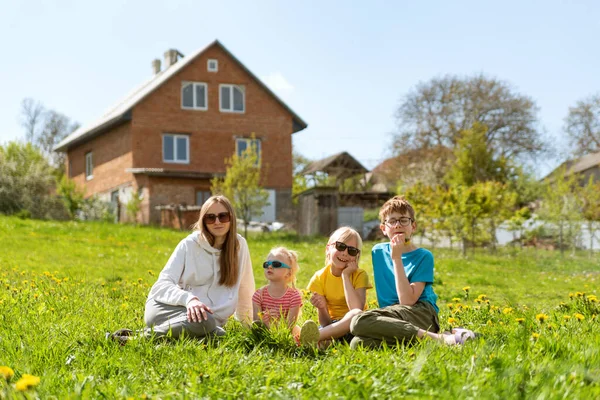 Portrait Young Family Sitting Grass Two Story House Mom Nanny — Stock Photo, Image