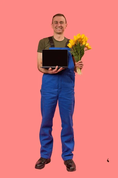 Portret Complet Omului Uniforma Muncitorilor Care Deține Laptop Buchet Flori — Fotografie, imagine de stoc