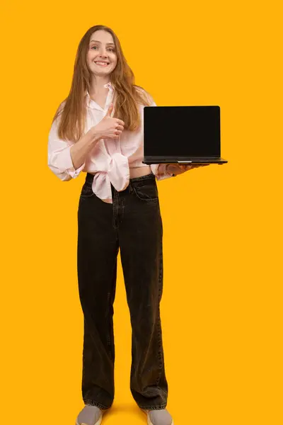 Retrato Comprimento Total Jovem Mulher Segurar Laptop Com Tela Preta — Fotografia de Stock