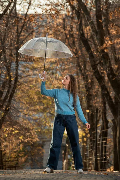 Ευτυχισμένη Νεαρή Γυναίκα Μακριά Μαλλιά Περπατάει Στο Πάρκο Του Φθινοπώρου — Φωτογραφία Αρχείου