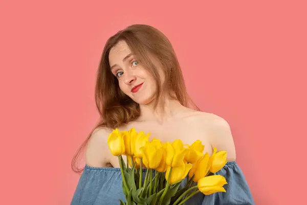 Jovem Atraente Com Cabelo Loiro Segurando Buquê Flores Amarelas Primavera — Fotografia de Stock