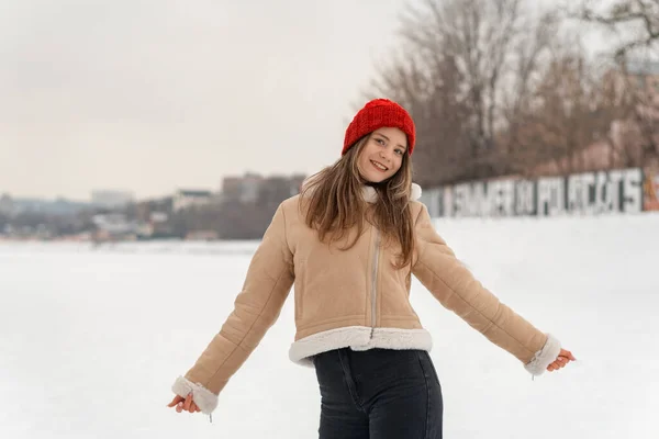 Örömteli Lány Portréja Piros Kalapban Bézs Báránybőrben Bundával Hófedte Parkban Stock Kép