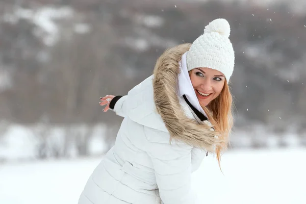 若い女性の冬の肖像画 美しい赤毛の女性は屋外で笑い スノーボールをします — ストック写真