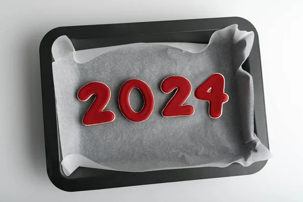 2024 Piros Cukormázas Mézeskalács Süti Sütőlapon Újévi Koncepció Stock Fotó