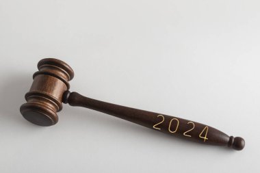 2024 'te yargıç tokmağı ya da beyaz arka planda çekiç. Yeni yılda mahkeme..