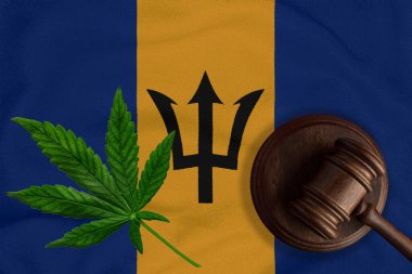 Barbados bayrağı ve kenevir yapraklı adalet tokmağı. Esrar bitkisinin ve uyuşturucuların yayılmasının yasadışı büyümesi